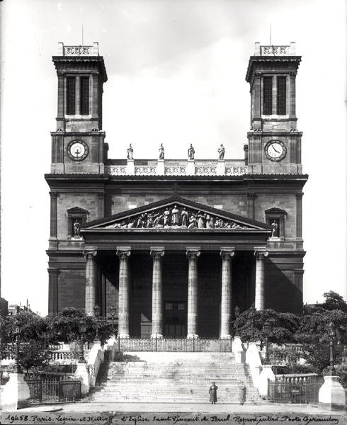 Gevel van de Kerk van St. Vincent de Paul, gebouwd 1824-44 door Jacques Ignace Hittorff