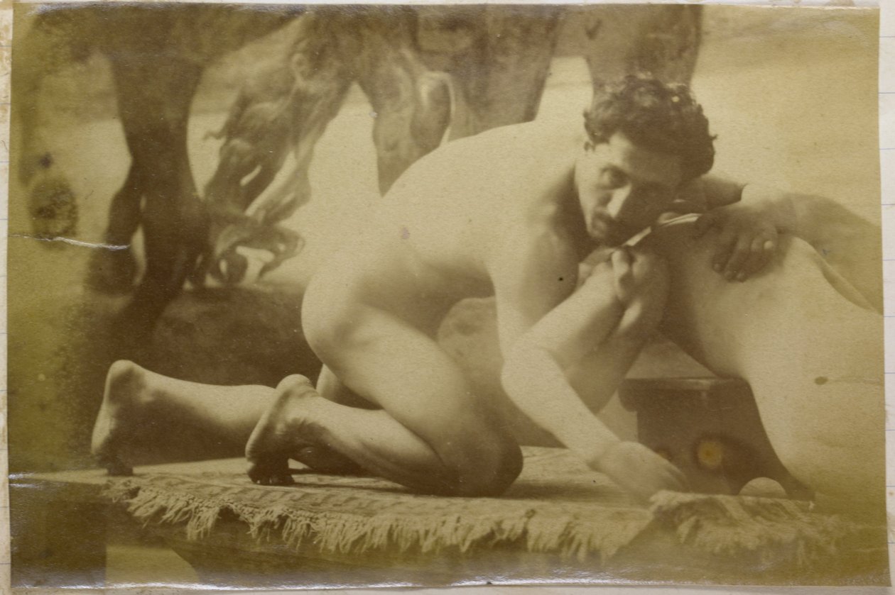 Studie van een mannelijk naaktmodel, liggend op de grond en worstelend met ledenpop, mogelijk voorstudie voor het schilderij De worstelaars door Jacques Lalaing (attributed to)