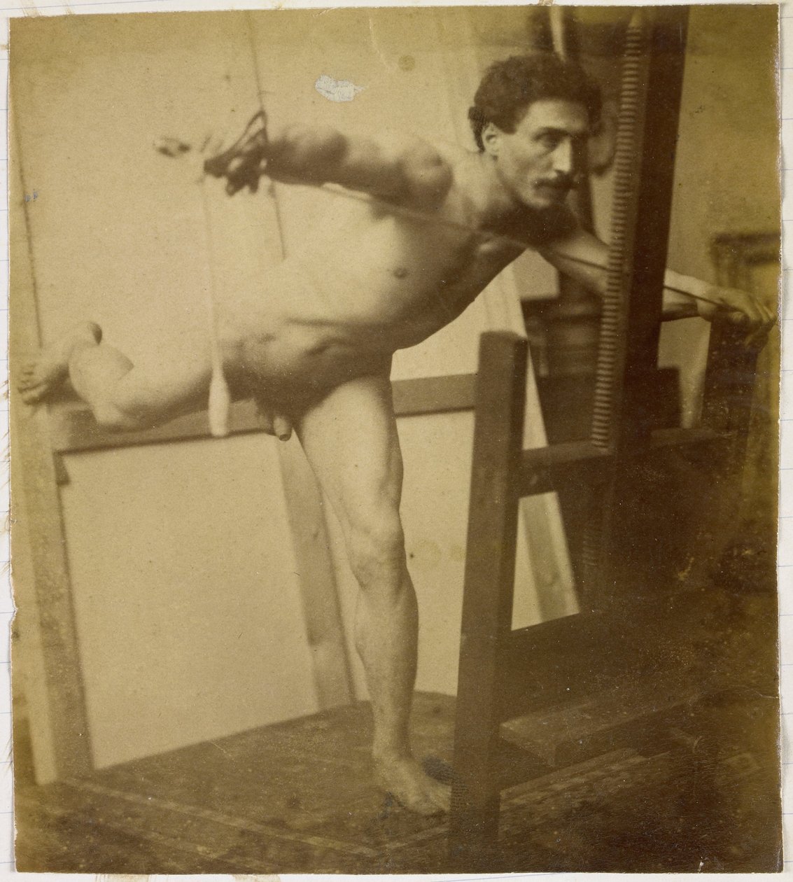 Studie van een mannelijk naaktmodel, naar voren leunend met het rechterbeen naar achter door Jacques Lalaing (attributed to)