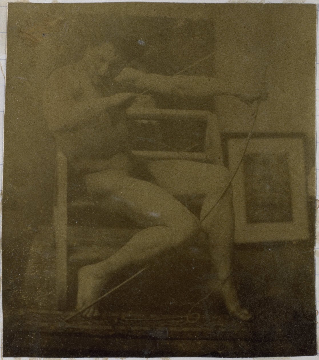 Studie van een mannelijk naaktmodel, zittend op een trapje, van voren gezien met touw en boog op schoot door Jacques Lalaing (attributed to)
