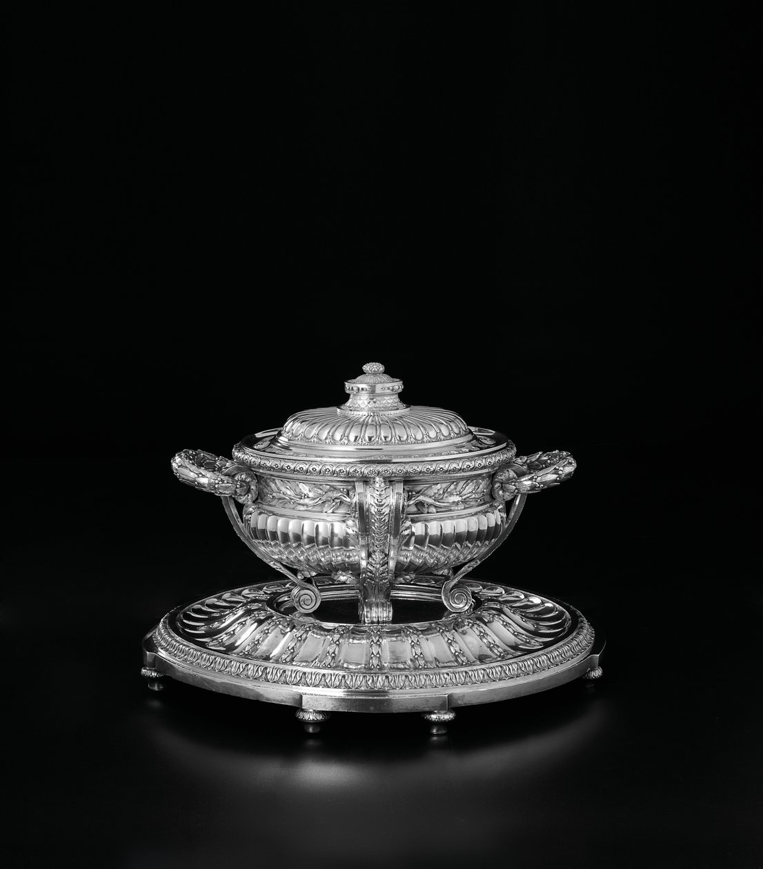 Louis XV soepterrine, deksel en standaard van de Orloff-service door Jacques Nicolas Roettiers