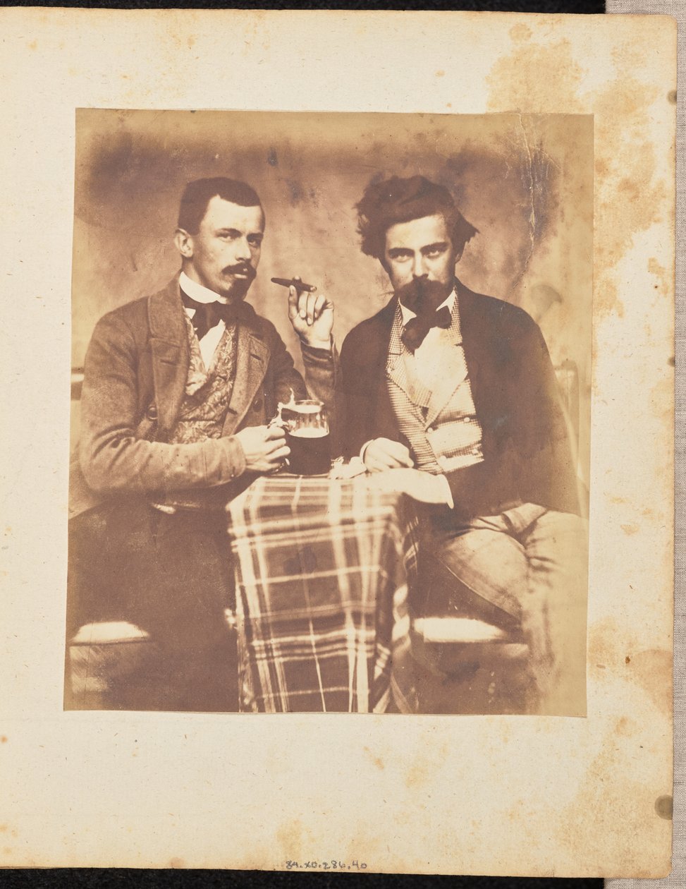 [Portret van twee mannen aan een tafel]. door Jakob Höflinger