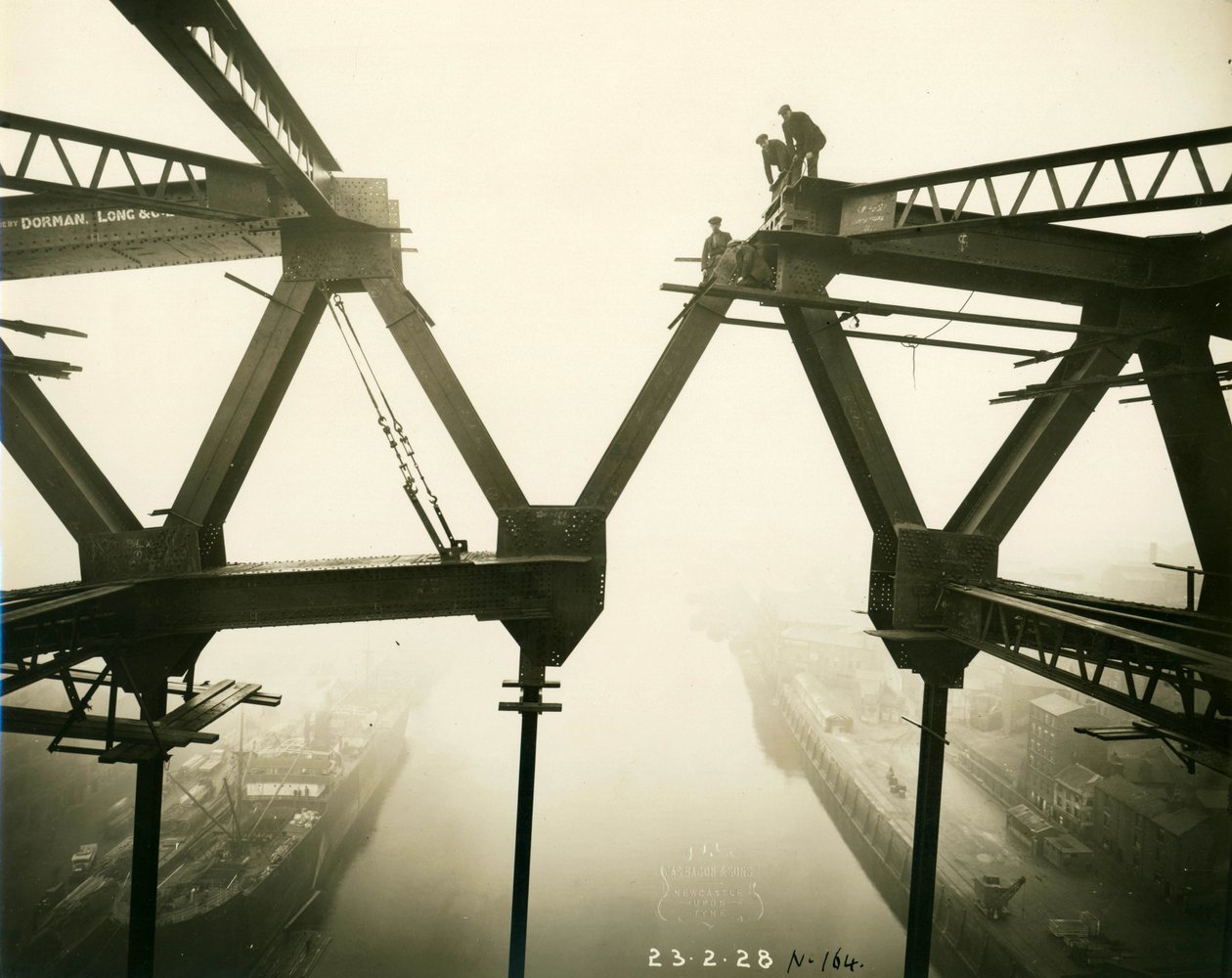 De Tyne-brug in aanbouw, 23 februari 1928 door James Geddie