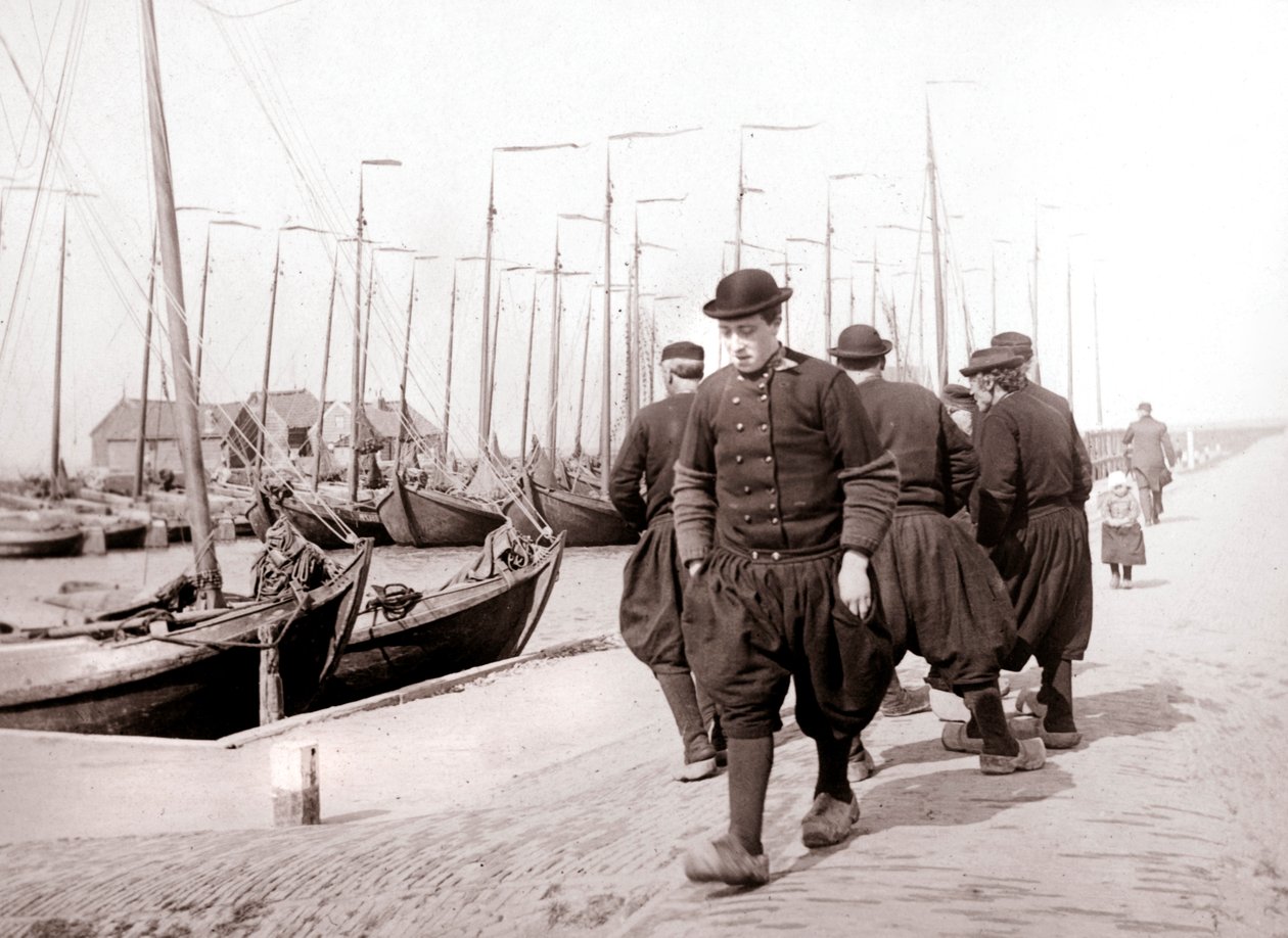 Mannen in traditionele kleding, Marken, Nederland, 1898 door James Batkin