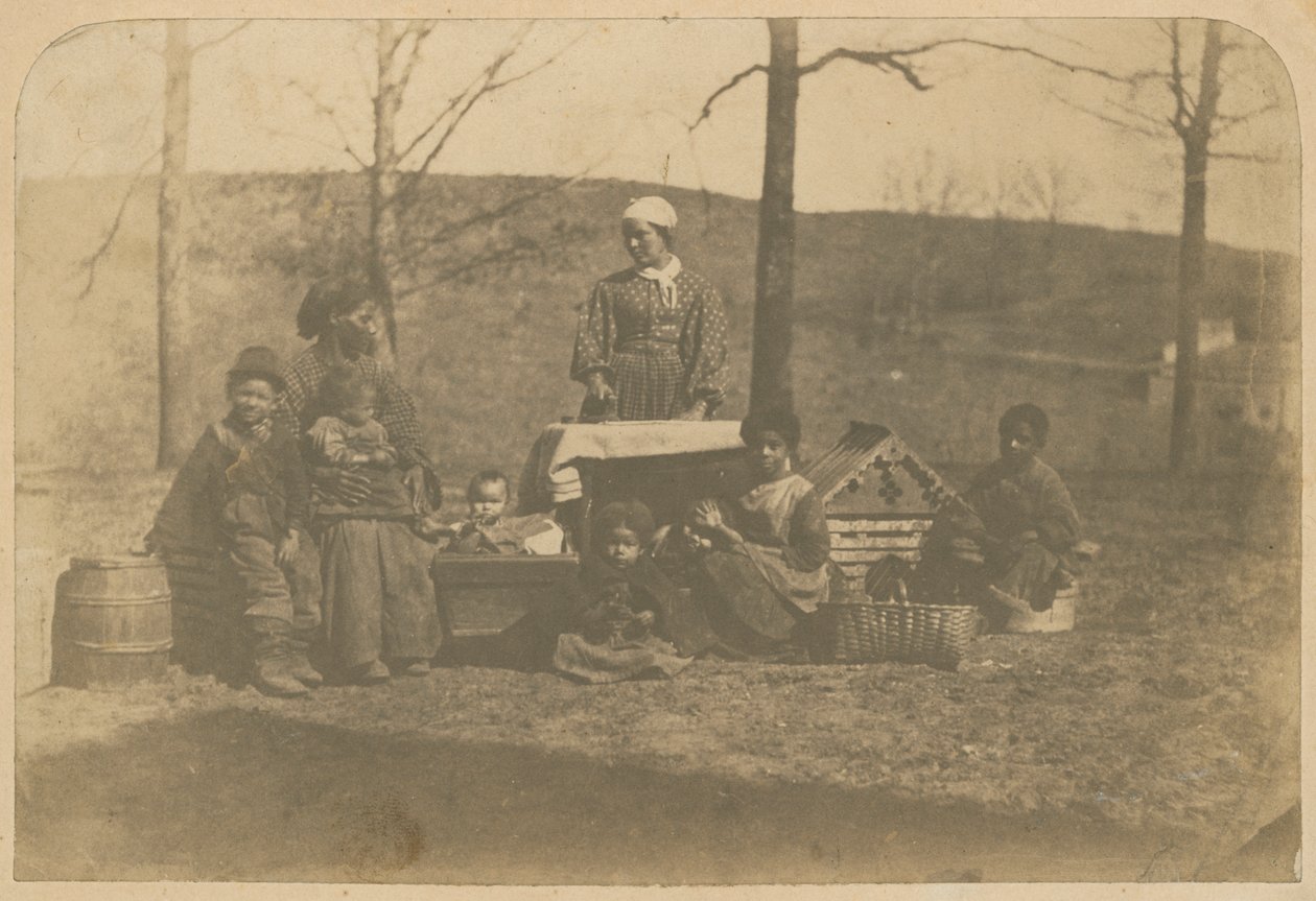 Albumineafdruk van tot slaaf gemaakte vrouwen en hun kinderen nabij Alexandrië..., 2 dec 1861 tot 10 mrt 1862 door James E. Larkin