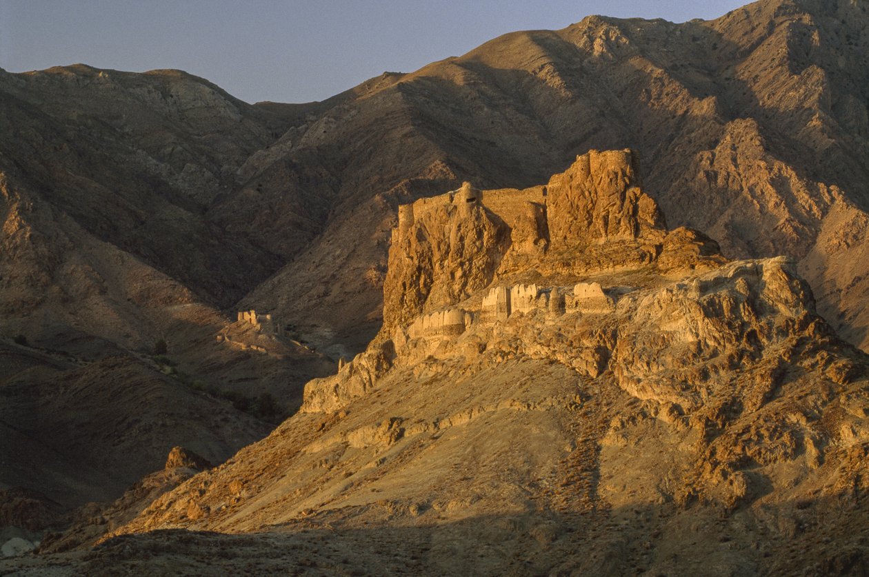 Een verwoeste vesting die ooit door de Assassijnen, een extremistische sekte, werd gebruikt. Dichtbij Semnan, Noord-Iran. door James L Stanfield