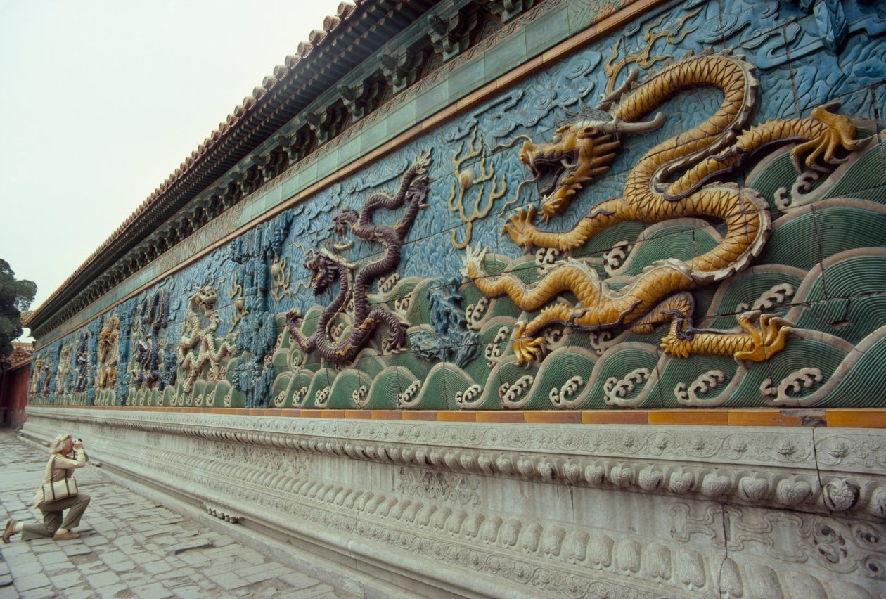 Een vrouw fotografeert het Negen-Draken Scherm. Beihai Park, Beijing, Volksrepubliek China door James L Stanfield
