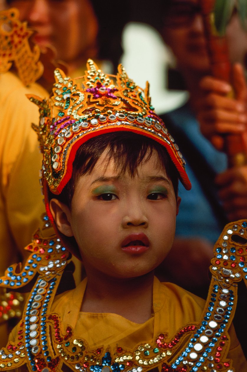 Een jonge aanbidder op het Tabaung-festival. Shwe Dagon Pagoda, Rangoon, Birma door James L Stanfield