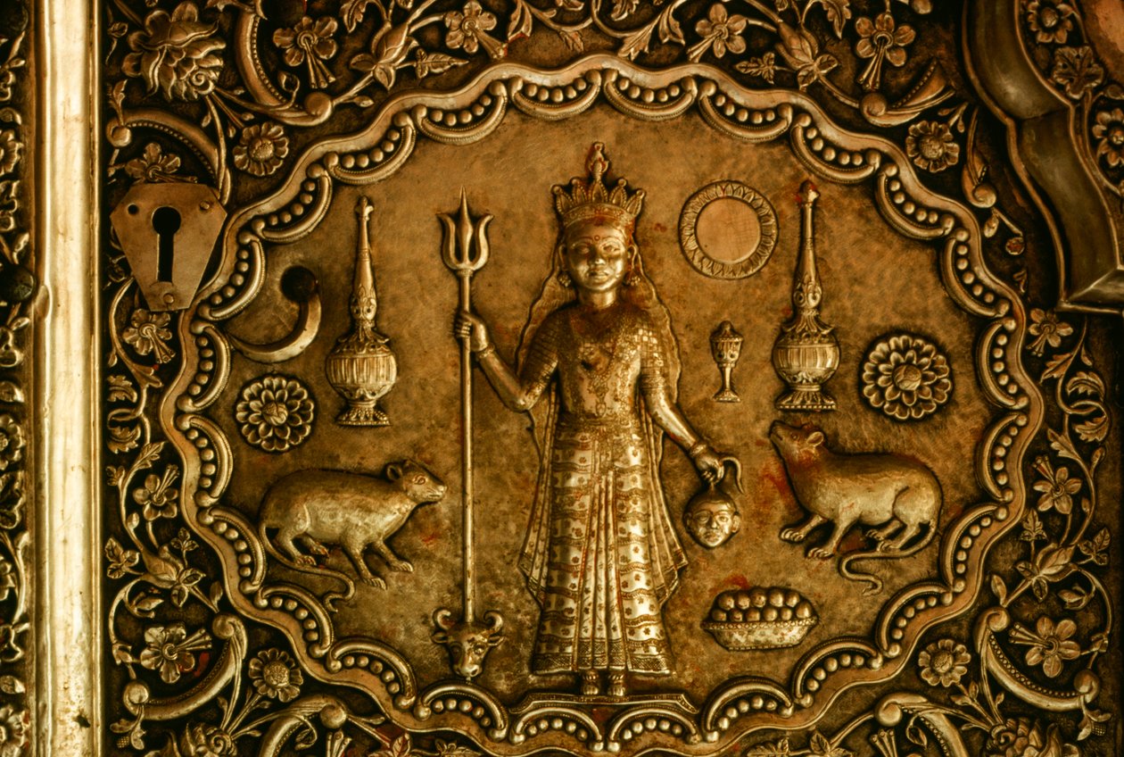 Beeldhouwwerken van ratten flankeren de godin Bhagwati Karniji op een zilveren deur. Deshnoke, Rajasthan door James L Stanfield