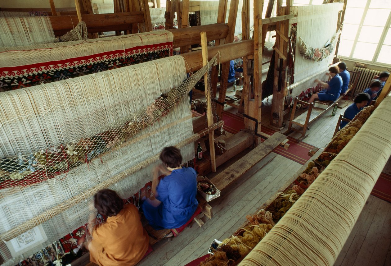 Vrouwen werken aan een groot tapijtweefgetouw. Kotel, Bulgarije door James L Stanfield