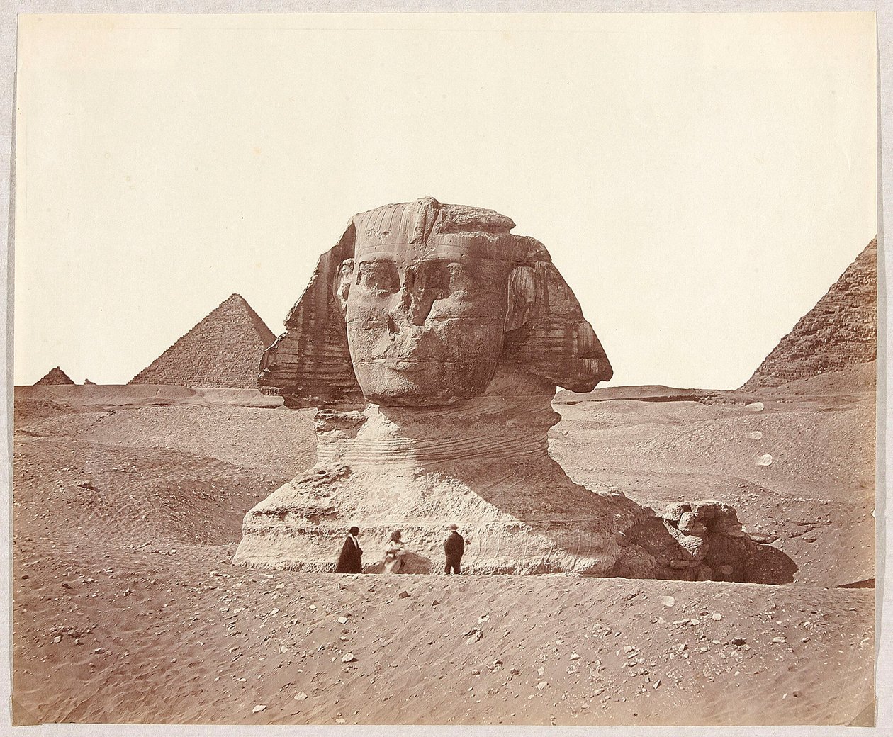 Egypte. Gizeh. De Sfinx tegen de achtergrond van de piramide van Mykerinos door James Robertson