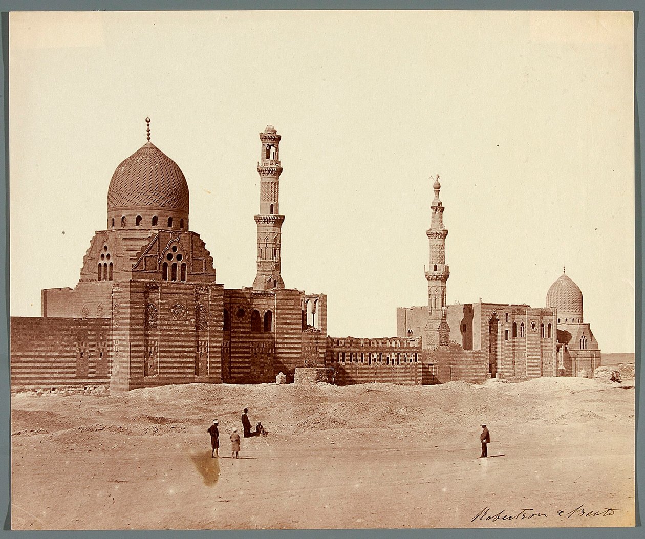 Egypte. Caïro. Twee religieuze grafcomplexen in de Noordelijke Necropolis: van de Mammelukse sultan Inal (midden 15e eeuw) [rechts] en de Mammelukse emir Kurkumas (begin 16e eeuw) [links] door James Robertson