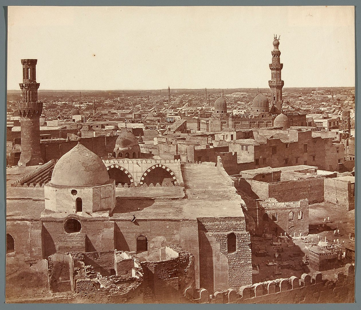 Egypte. Caïro. Algemeen uitzicht – op de achtergrond de madrasa – het mausoleum van Umm As-Sultan Sza