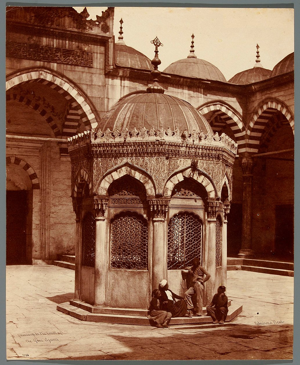 „Fontein op de binnenplaats van de Yeni Cami“ door James Robertson