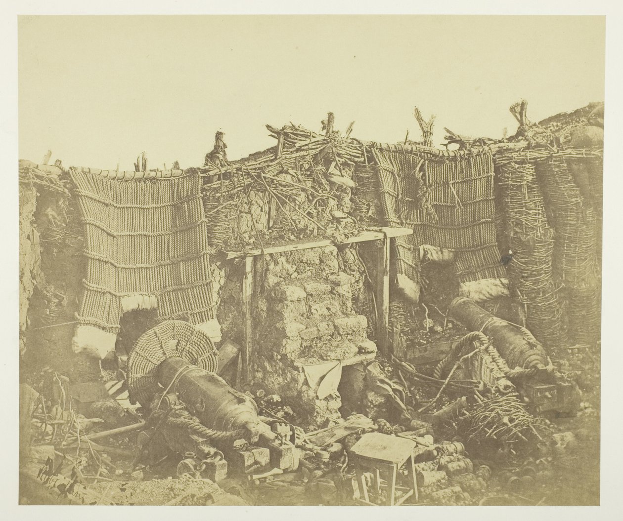 Interieur van de (Russische) barakbatterij, met mantelets door James Robertson