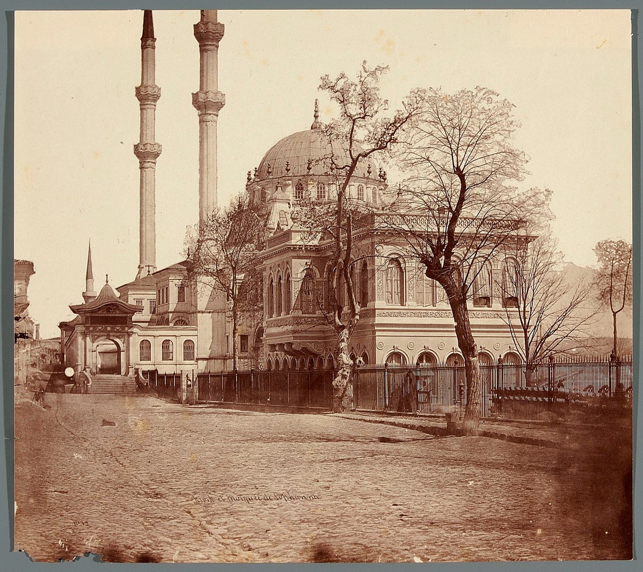 Kiosk en moskee van Tophane door James Robertson