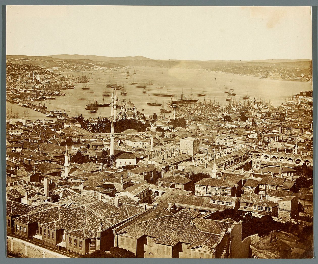 “De Bosporus” [Istanbul. Panorama van de stad - uitzicht in de richting van de Bosporus] door James Robertson