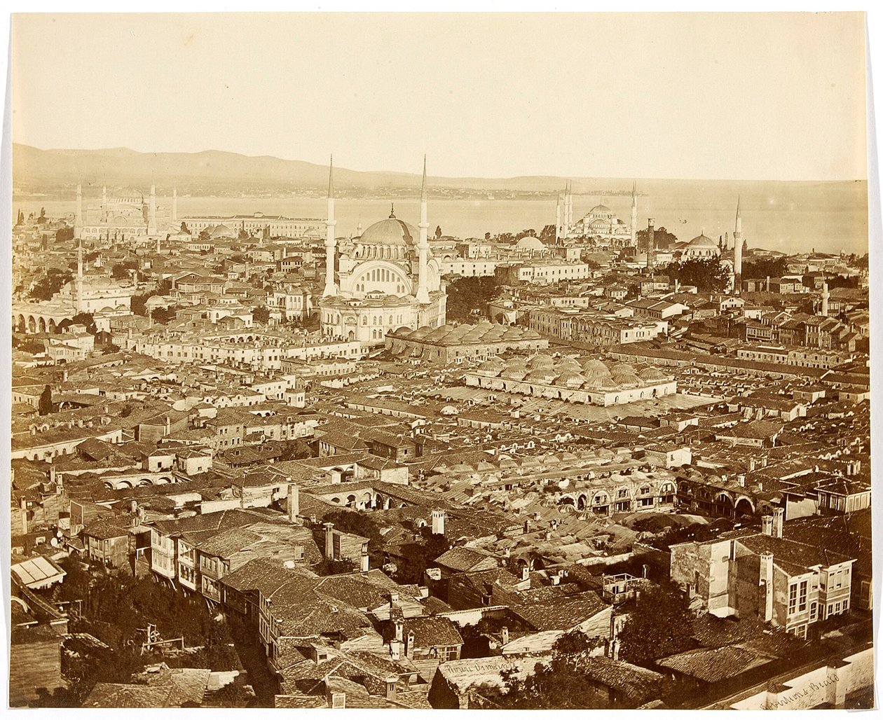 ‘Nuri Osmaniye’ [Istanbul. Stadsgezicht met moskeeën: de Nuruosmaniye-moskee (in het midden), de Blauwe Moskee (rechts op de achtergrond) en Ayasofya (Hagia Sophia) (links)] door James Robertson