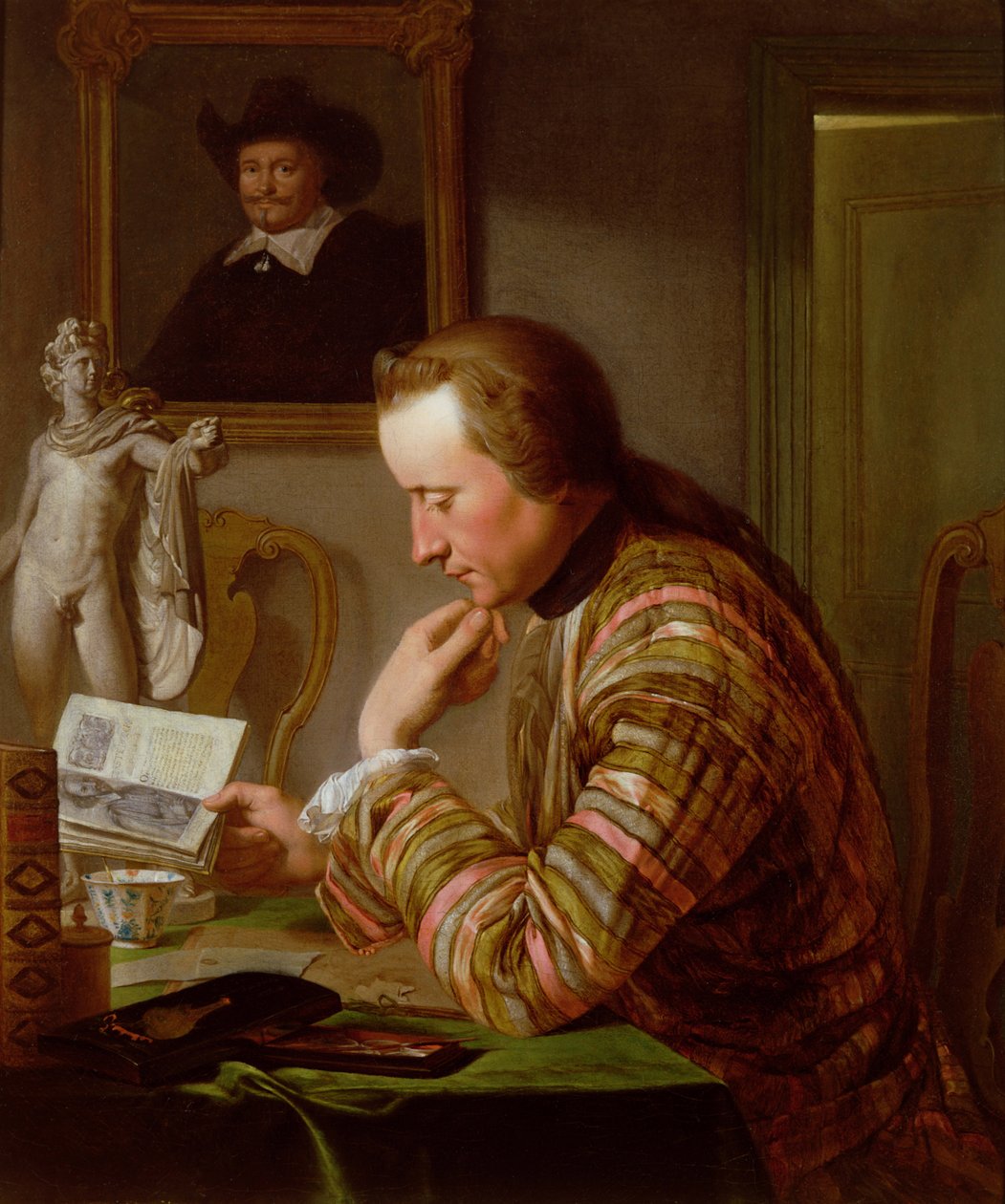 Heer leest aan een tafel bij kaarslicht door Jan Maurits Quinckhardt