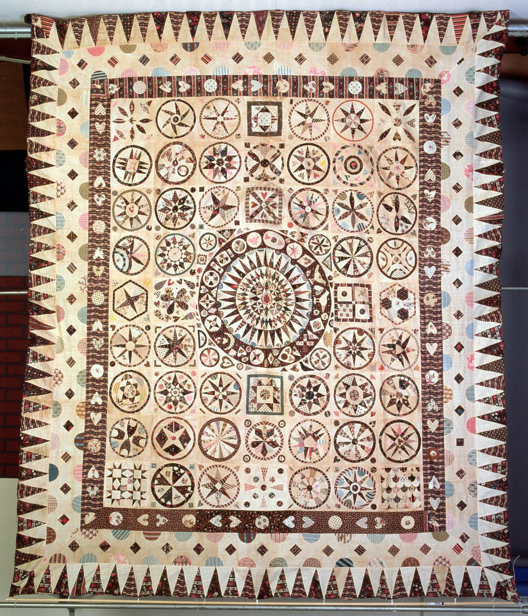 Patchwork bedsprei, Ierland, 1850-60 door Jane Pizar