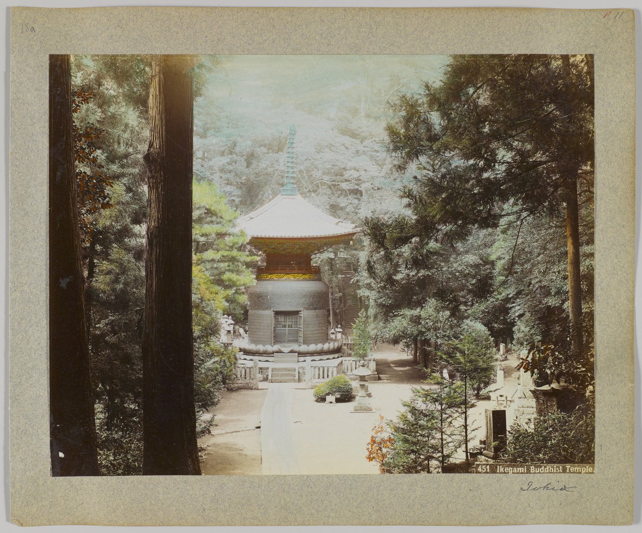 Ikegami Boeddhistische tempel, Tokyo, Japan (handgekleurde zwart-wit foto) door Japanese Photographer