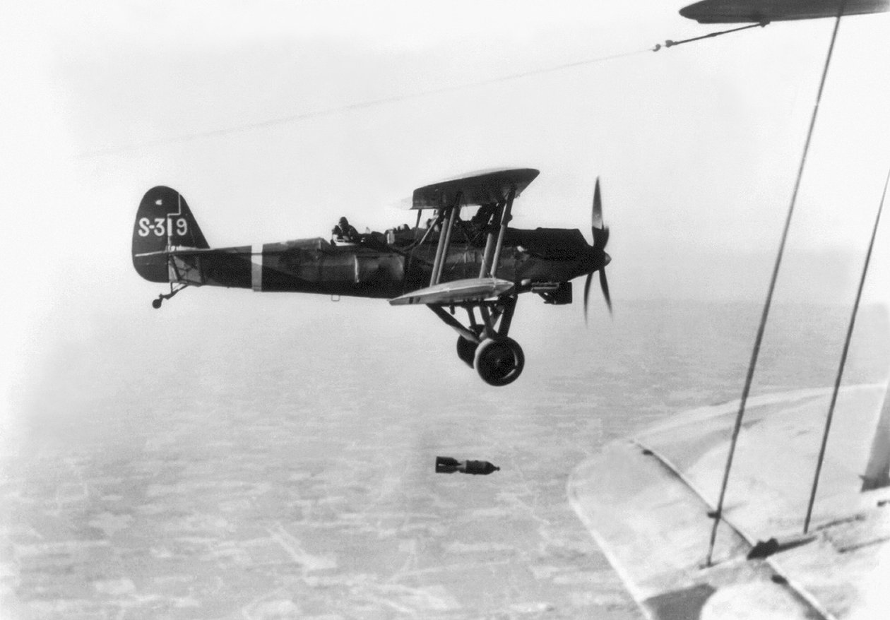 Japanse vliegtuigen voeren een bombardement uit op doelen in China, 1937 door Japanese Photographer