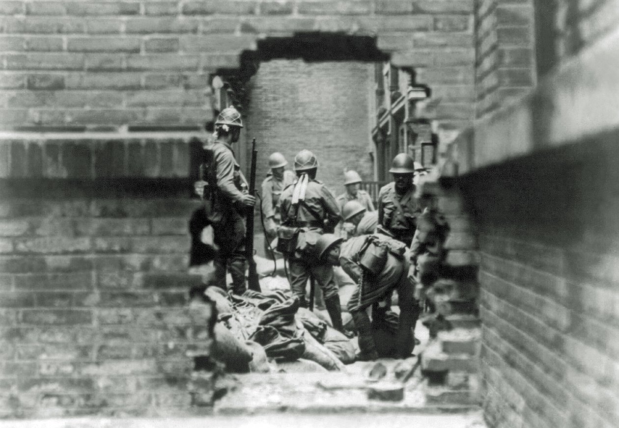 Japanse soldaten betrokken bij straatgevechten in Shanghai, China, 1937 door Japanese Photographer