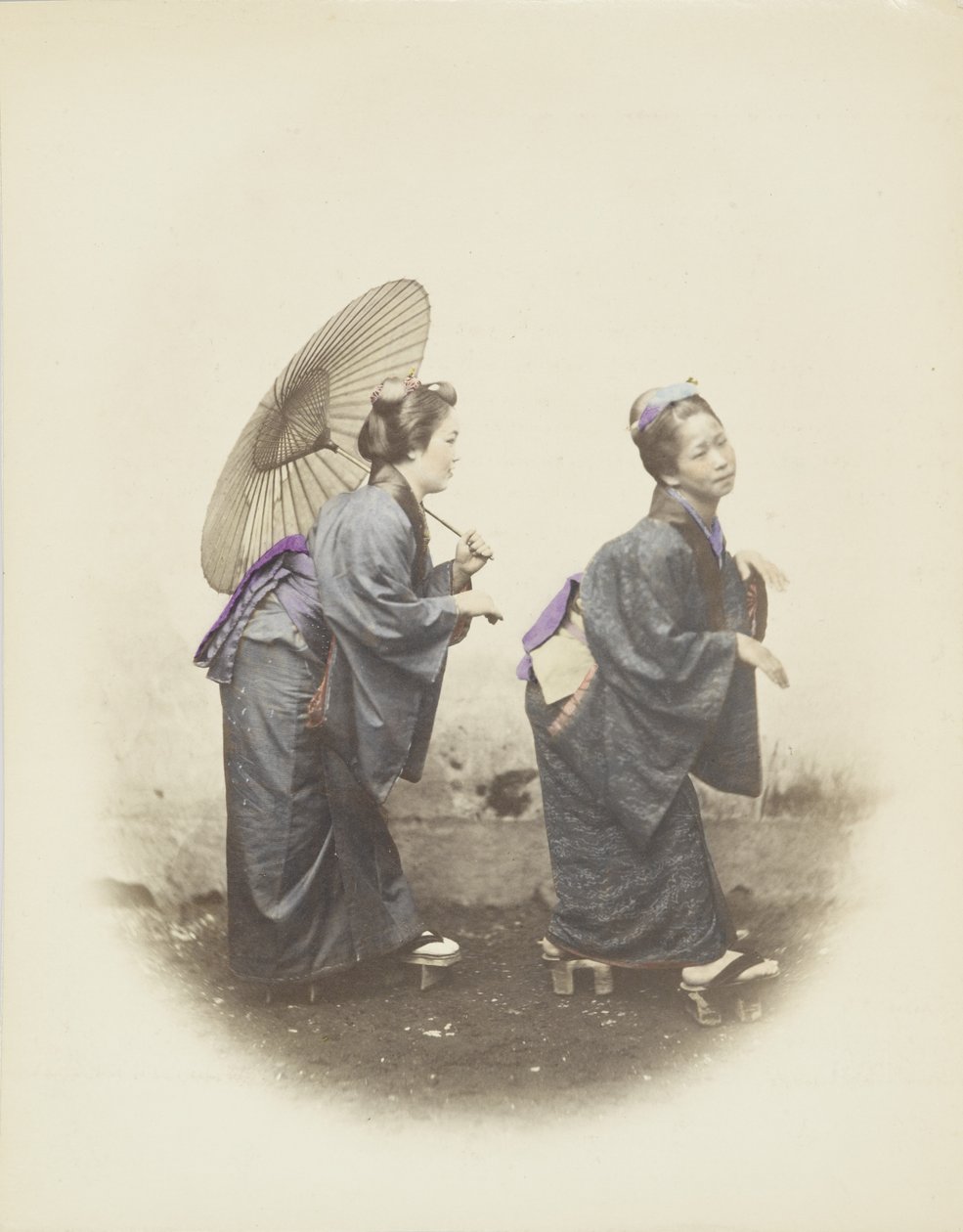Japanse vrouwen in traditionele kleding (handgekleurde zwart-wit foto) door Japanese Photographer