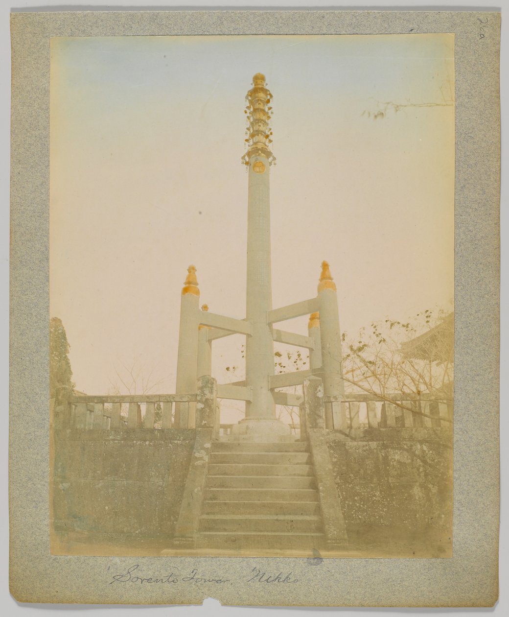 Sorento Toren, Nikko, Japan (handgekleurde zwart-wit foto) door Japanese Photographer