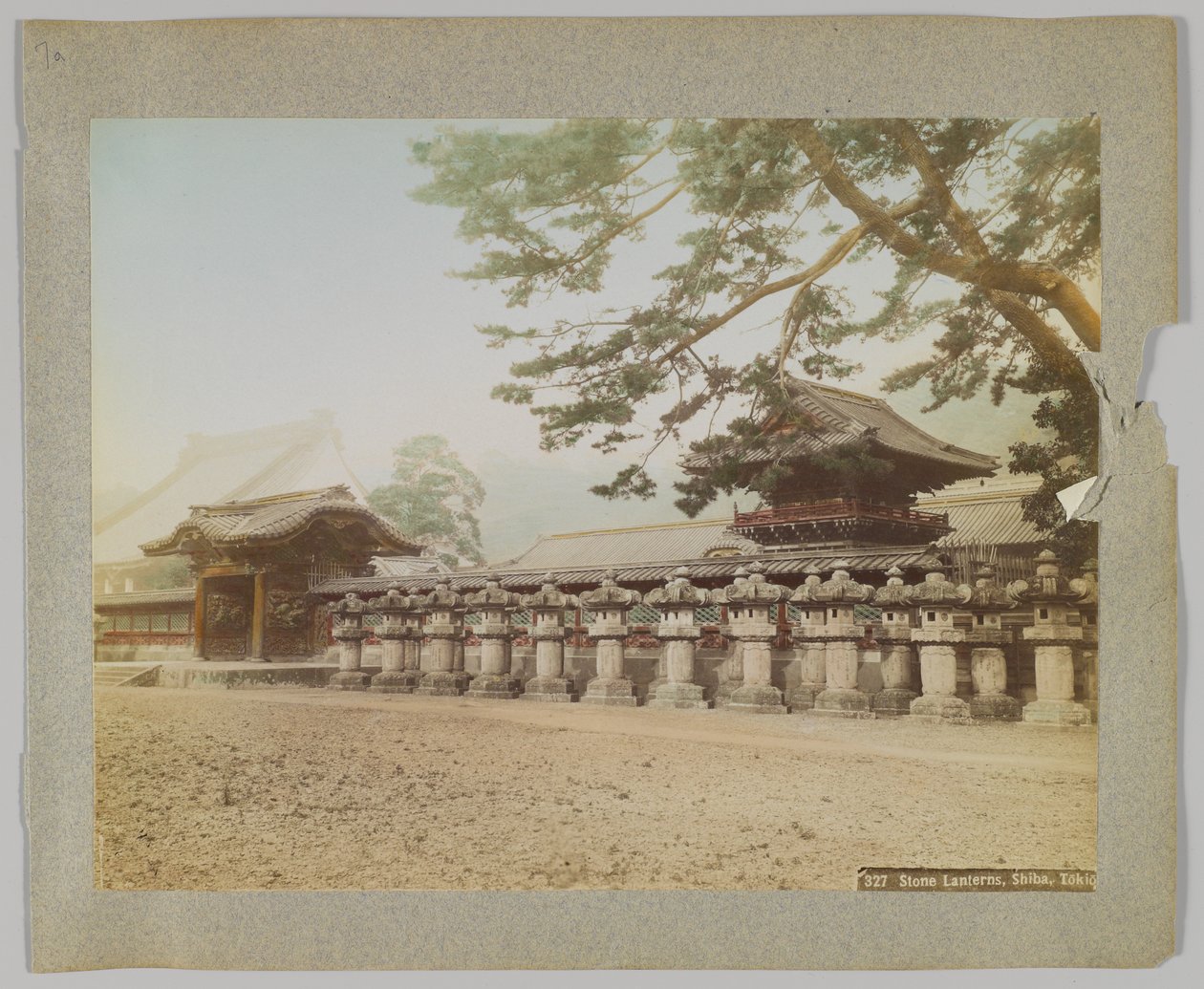 Stenen lantaarns buiten een tempel, Shiba Park, Tokyo, Japan door Japanese Photographer