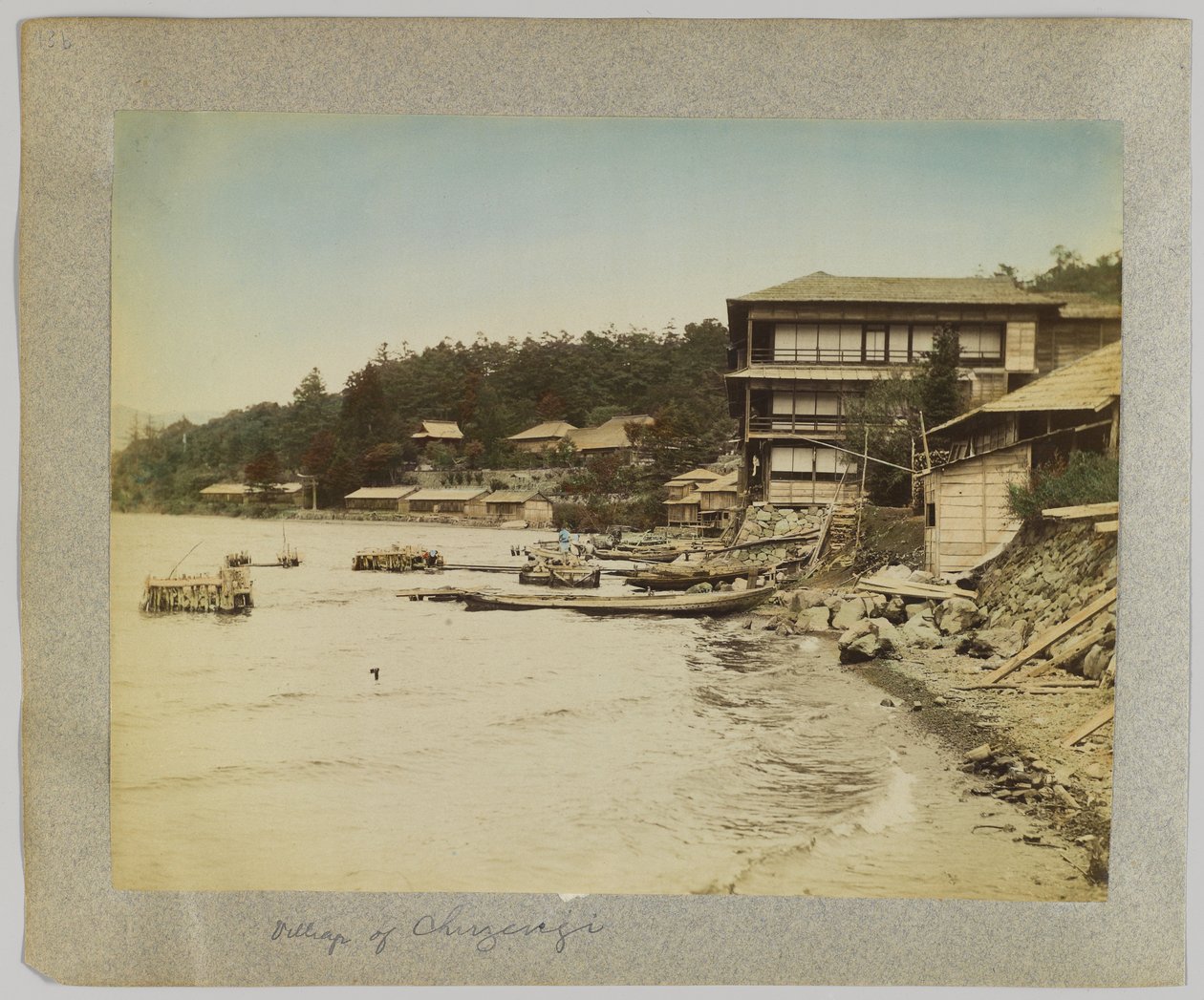 Dorp Chuzenji, Nikko, Japan (handgekleurde zwart-wit foto) door Japanese Photographer