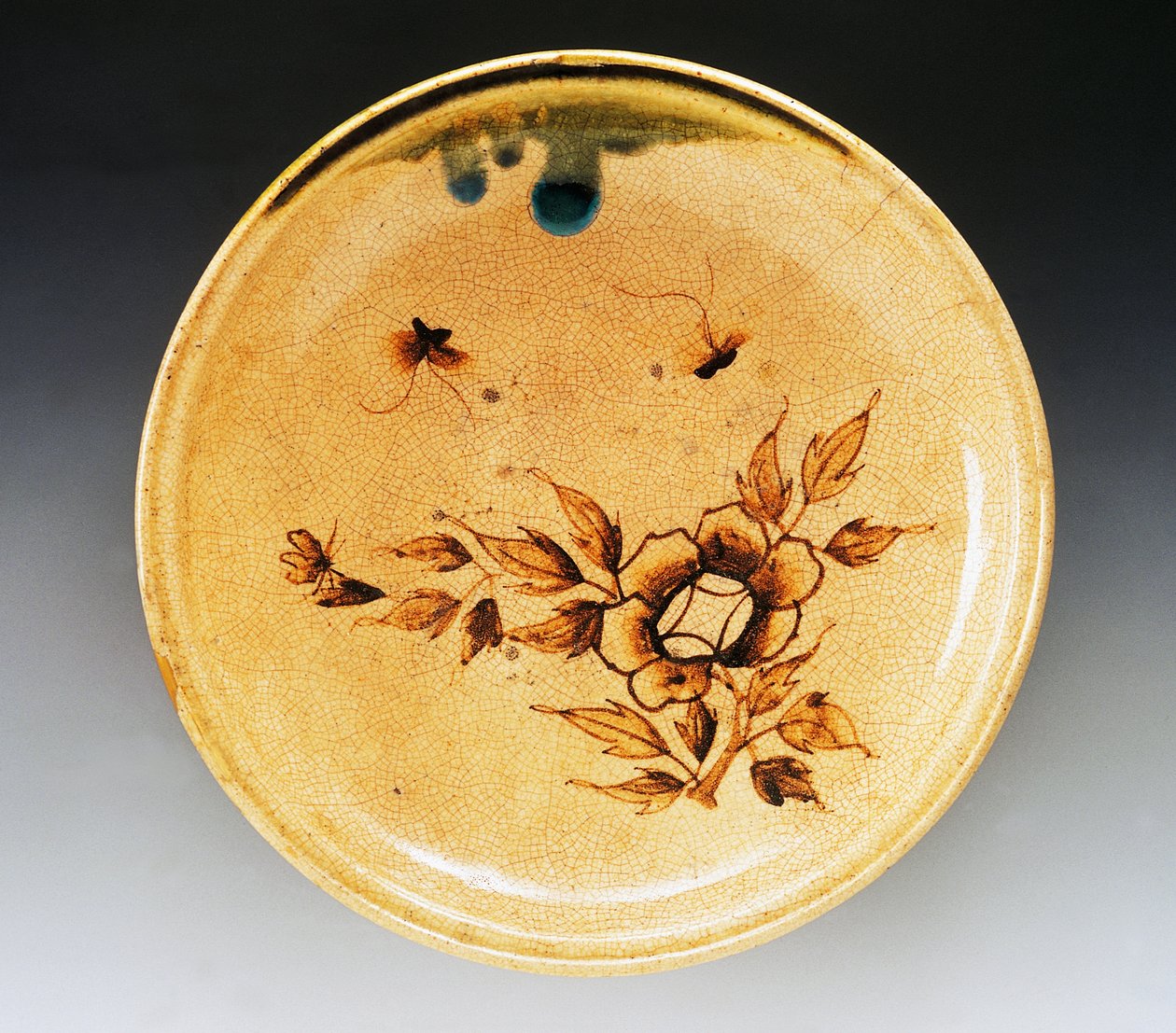 Versierde emaille aardewerken schaal met twee vlinders en pioenroos, laat 18e eeuw-begin 19e eeuw, Seto productie, diameter 34 cm, Japanse beschaving, Edo periode door Japanese School