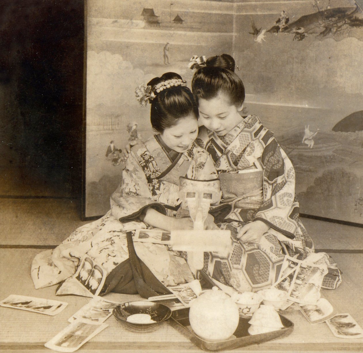 Japanse meisjes gebruiken een stereoscoop met stereografische kaarten, 1899 door Japanese School