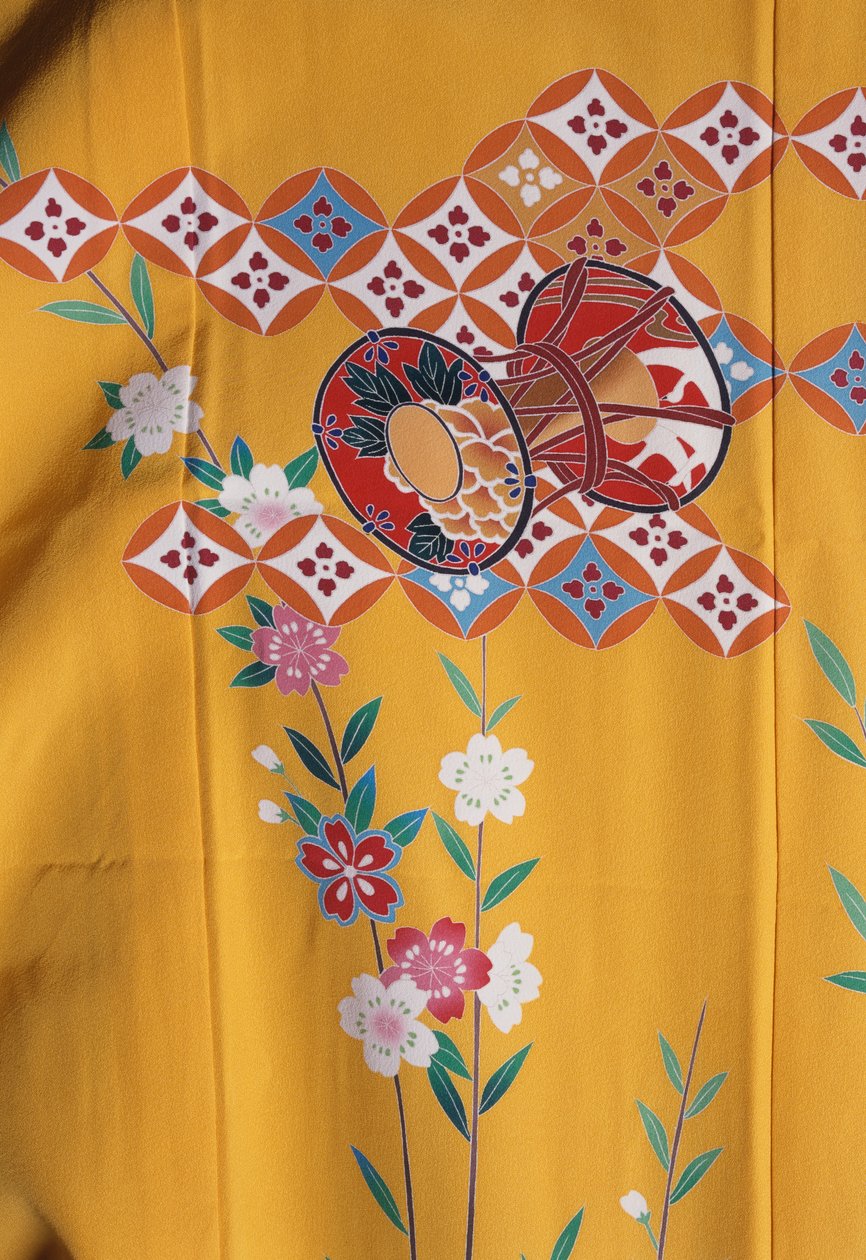 Kimono meisje (7 jaar) vergelijkbaar met die van volwassen vrouwen voor het feest van Shichi-Go-San bij het bezoek aan de Shinto-schrijn met hun familie, Zijde, bloemmotieven, kersenbloesems, Taiko-drum, detail, Tokamachi-textiel, Japanse beschaving, 20e e door Japanese School