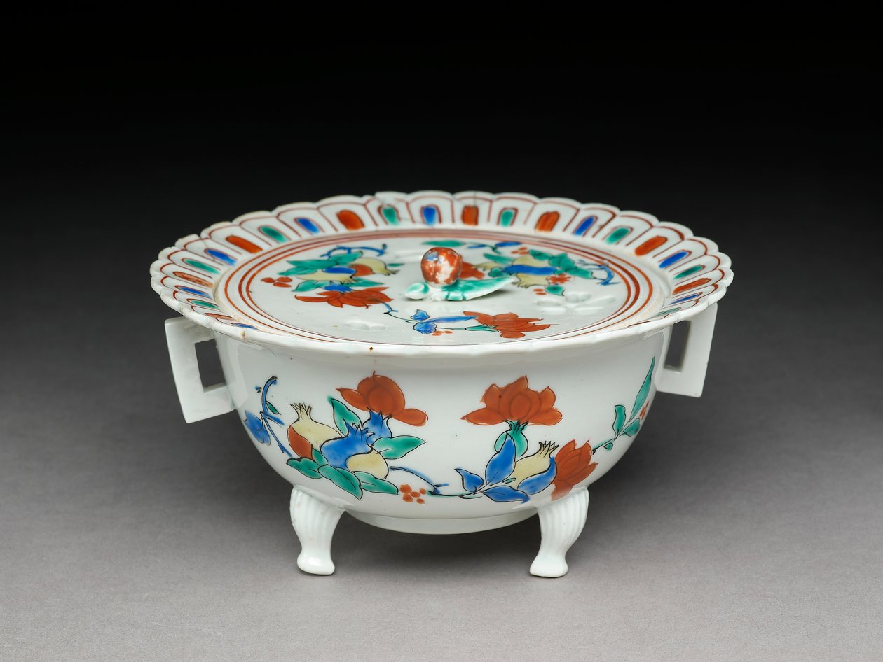 Koro kom met een plat deksel, Kakiemon verwant aardewerk, 1680-1700 door Japanese School