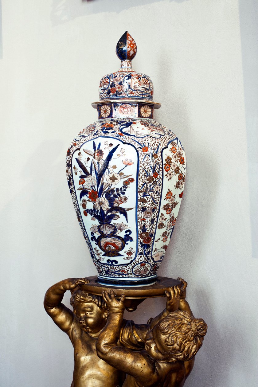 Grote Japanse vaas met deksel uit de Edo-periode, Genroku-tijdperk. 1688-1703. Appartementen van Maria Brignole Sale (Brignole-Sale) De Ferrari, hertogin van Galliera (1811-1888), het meubilair komt uit het Hotel Matignon, haar Parijse residentie. Palazzo  door Japanese School