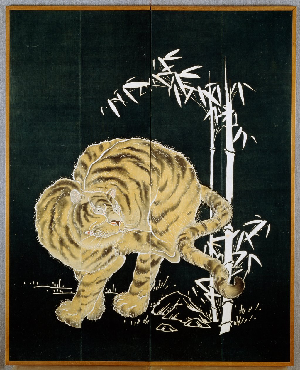 Tijger en bamboe, motief op twee deurs katoenen scherm (byobu), rijstzetmeel en indigo gedoopt met pigmenten, Japanse beschaving, Meiji-Taisho periode door Japanese School