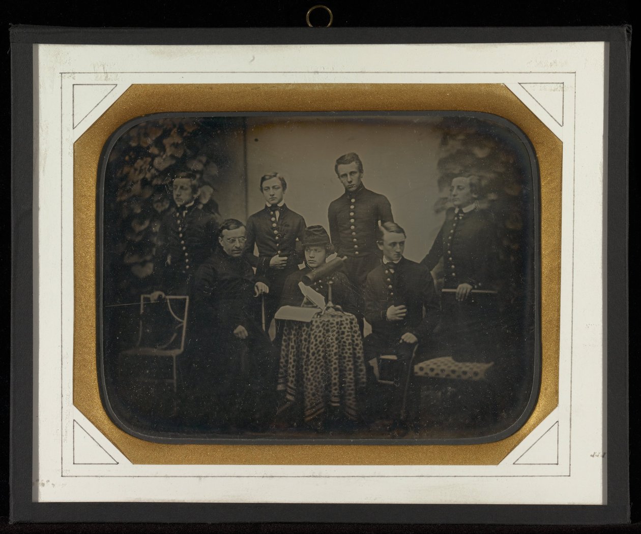 (Portret van zes jongens in militaire schooluniformen met hun rector aan Beaulieu) door Jean Gabriel Eynard