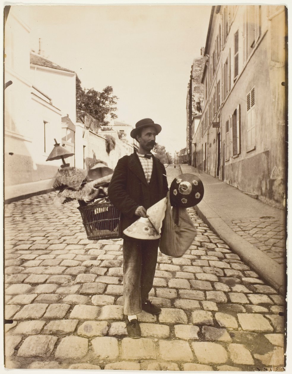 Marchand abat-jours door Jean Eugène Auguste Atget