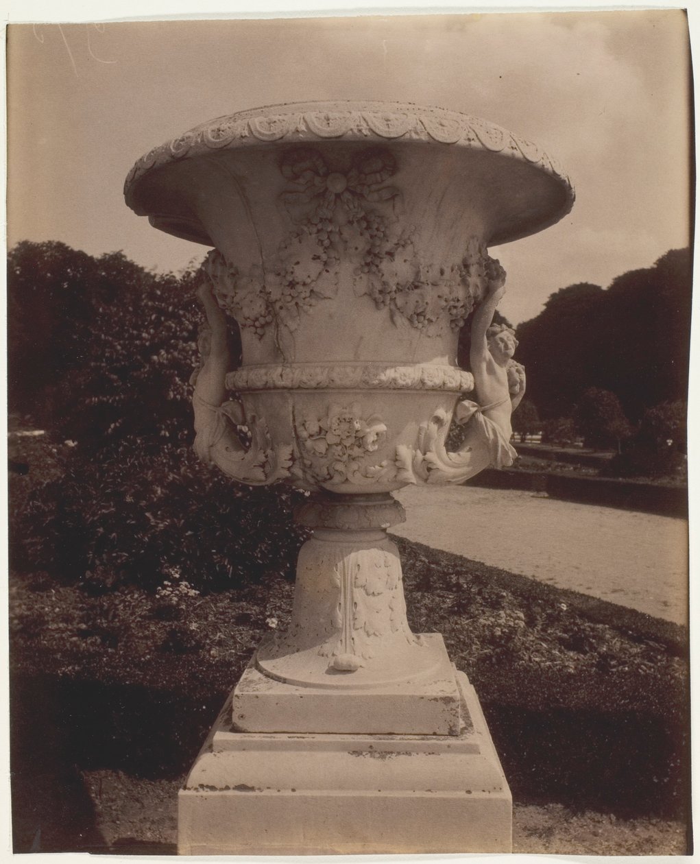 Versailles, (Vaas) door Jean Eugène Auguste Atget