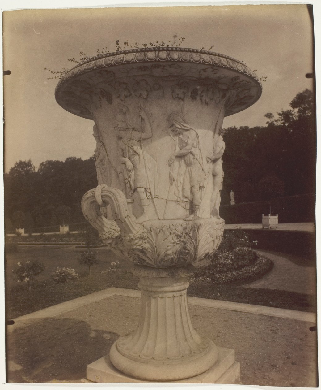 Versailles, (Vaas) door Jean Eugène Auguste Atget