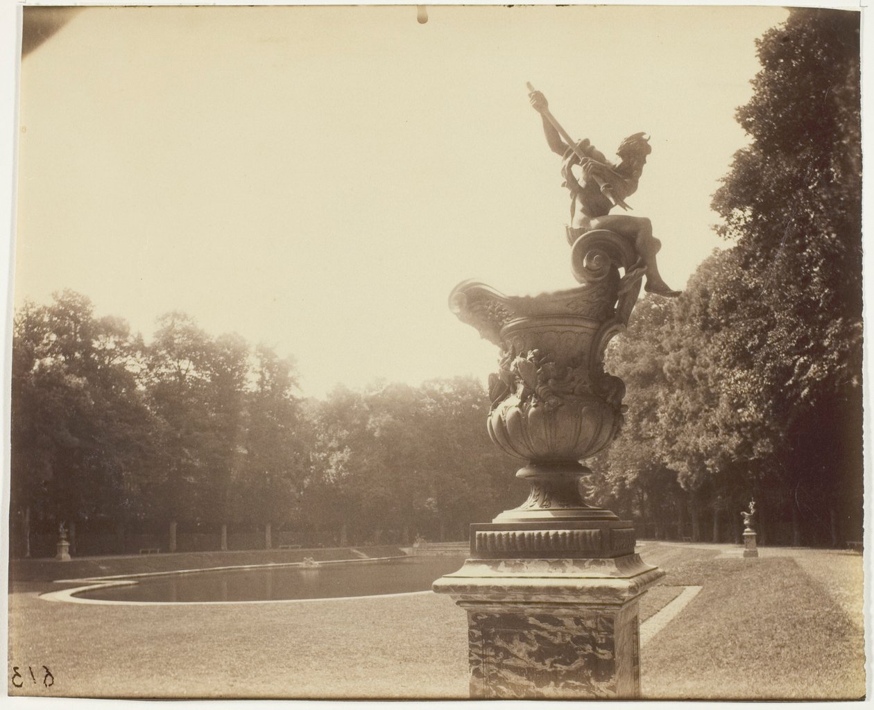 Versailles, Grand Trianon (Vaas van Le Lorrain) door Jean Eugène Auguste Atget