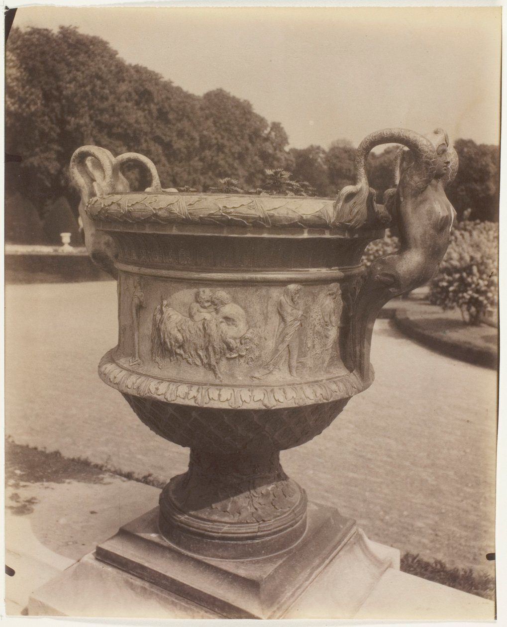 Versailles, vaas van Ballin door Jean Eugène Auguste Atget
