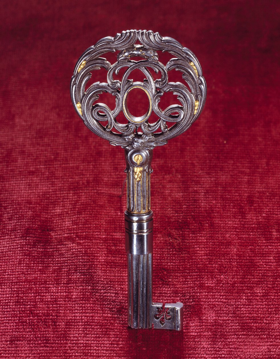 Sleutel van het bureau van koning Lodewijk XV, dubbele “L” ingeschreven in een cirkel. Gemaakt door Jean Francois Oeben door Jean Francois Oeben