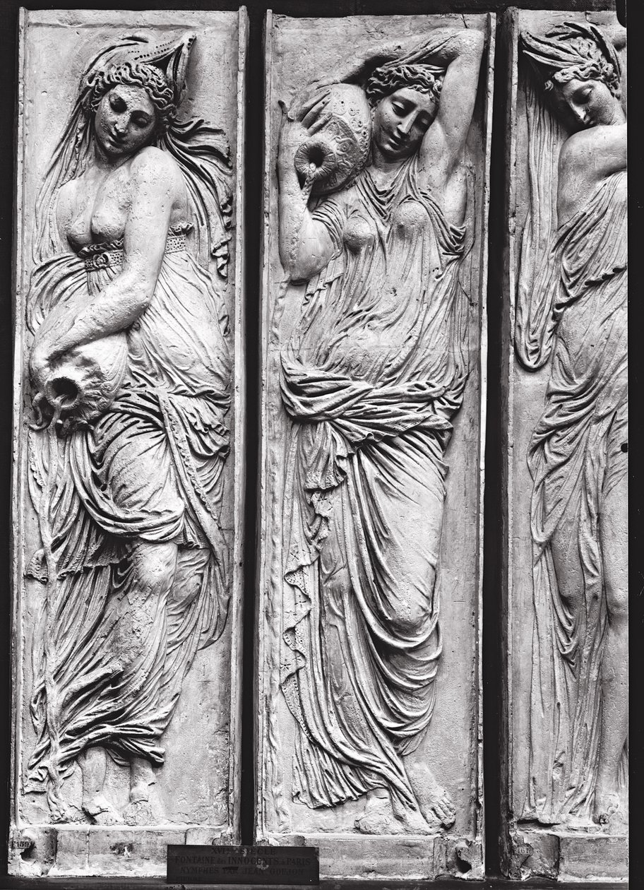 Detail van reliëfs van de Fontein der Onschuldigen die nimfen uitbeelden die de rivieren van Frankrijk personifiëren (detail) door Jean Goujon