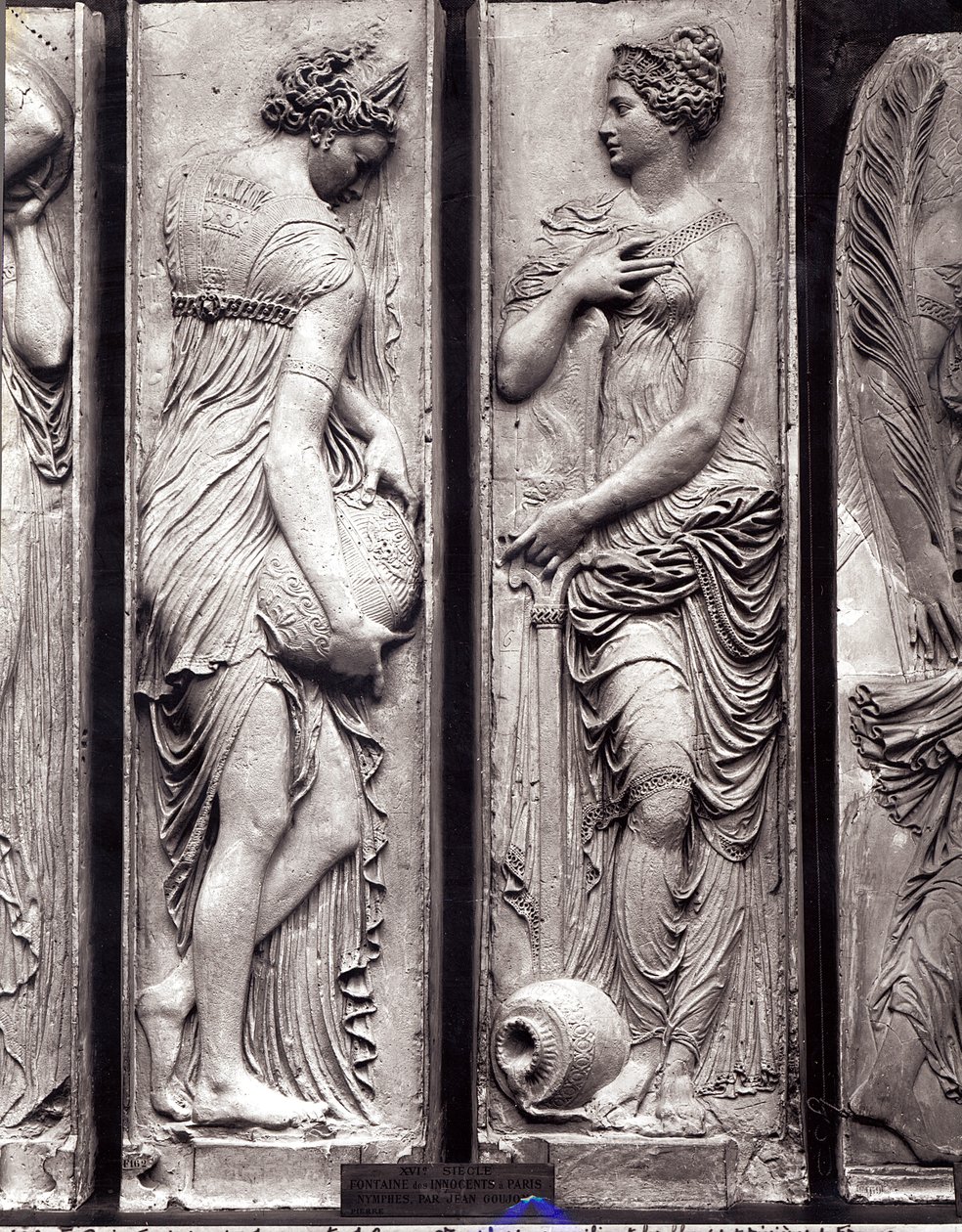 Detail van reliëfs van de Fontein der Onschuldigen die nimfen uitbeelden die de rivieren van Frankrijk personifiëren (detail) door Jean Goujon