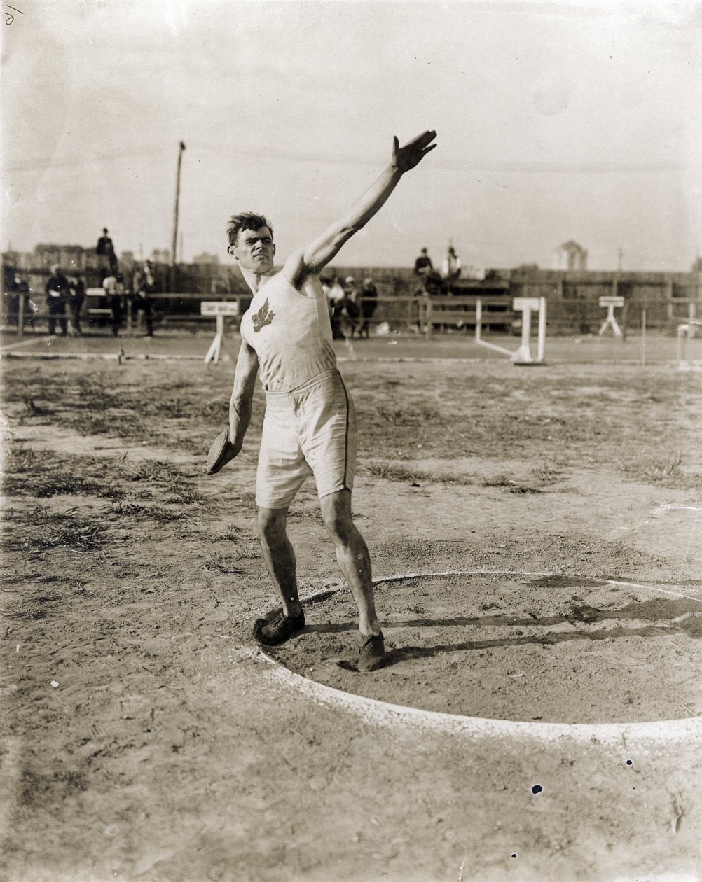Martin Sheridan van de Greater New York Irish Athletic Association werpt de discus op de Olympische Spelen van 1904 door Jessie Tarbox Beals