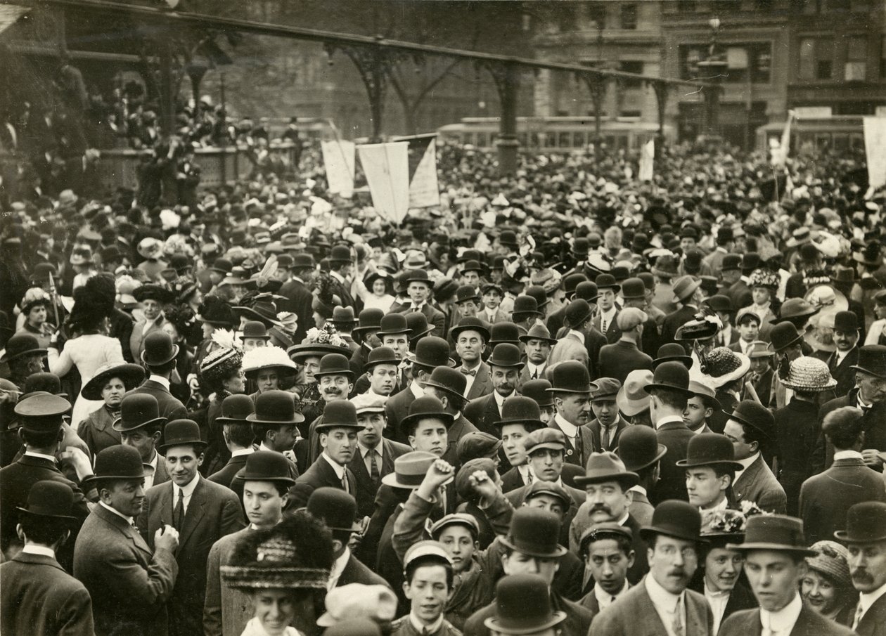 Mensenmassa op Union Square bij Suffrage Meeting, c.1905-11 door Jessie Tarbox Beals