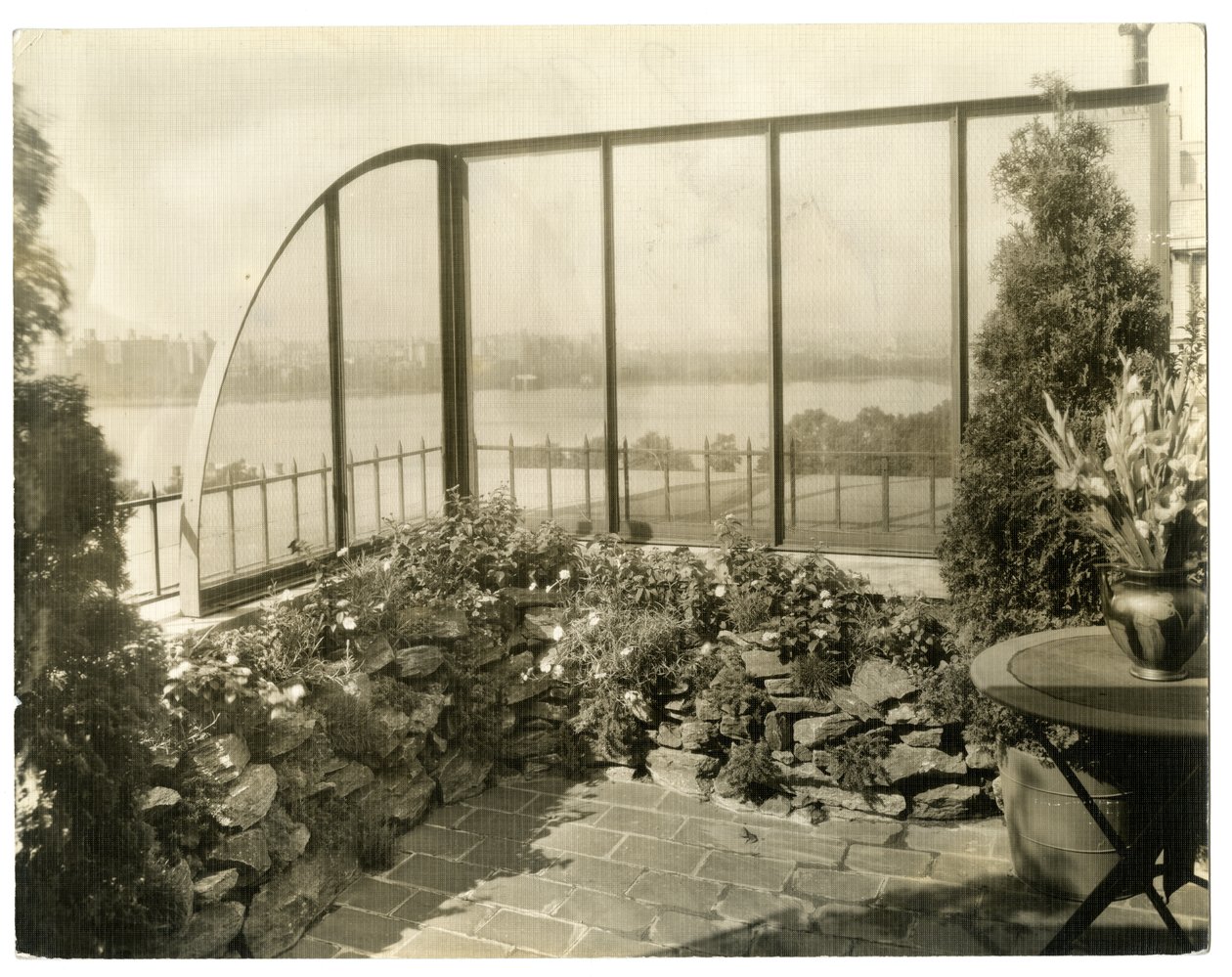 Tuin van Mevr. Regina Jais, c.1936-37 door Jessie Tarbox Beals