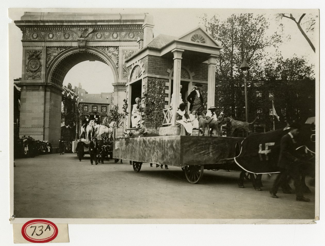 Historische Parade Koloniaal Huis Wagen Nr. 27 door Jessie Tarbox Beals